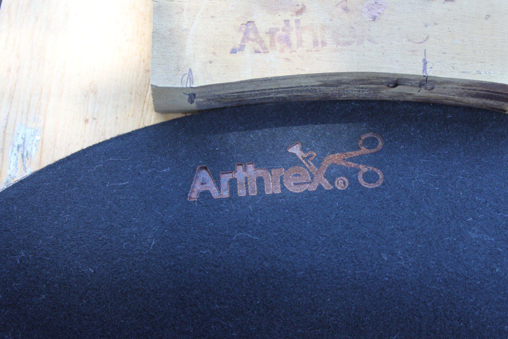 A close up of the logo on an arthrex chair.